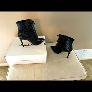 Black alligator bootie never worn, size 8.5